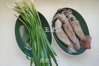 韭菜炒鱿鱼的做法步骤：1