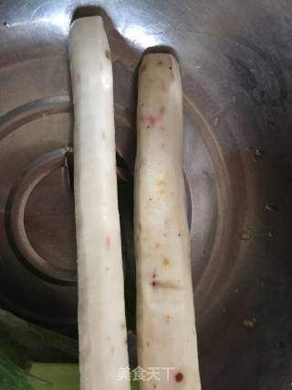 玉米胡萝卜淮山排骨汤的做法步骤：3