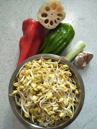 黄豆芽炒莲藕的做法步骤：1