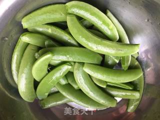 甜豆炒黑木耳的做法步骤：1