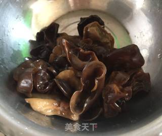 甜豆炒黑木耳的做法步骤：2