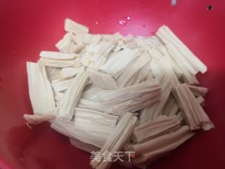 牛肉炒腐竹的做法步骤：2