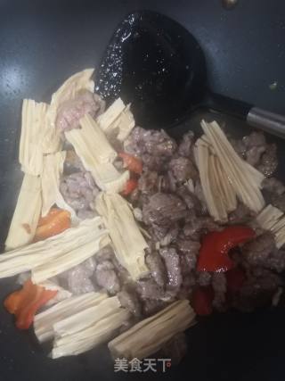 牛肉炒腐竹的做法步骤：4