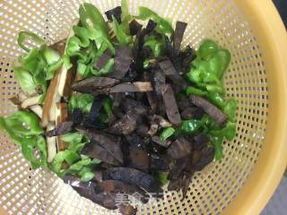 牛肉香干炒辣椒的做法步骤：1