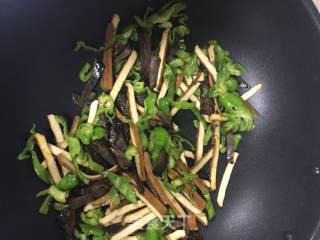 牛肉香干炒辣椒的做法步骤：3