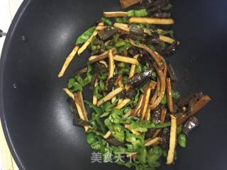 牛肉香干炒辣椒的做法步骤：4