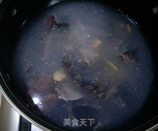 乌鸡竹荪虫草汤的做法步骤：2