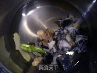 乌鸡竹荪虫草汤的做法步骤：4