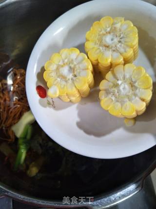 乌鸡竹荪虫草汤的做法步骤：6
