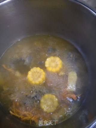 乌鸡竹荪虫草汤的做法步骤：7