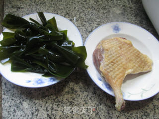 海带结煮腊鸭腿的做法步骤：1