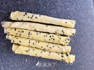 奶香黑芝麻蛋卷的做法步骤：10