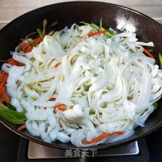 家常炒河粉的做法步骤：7