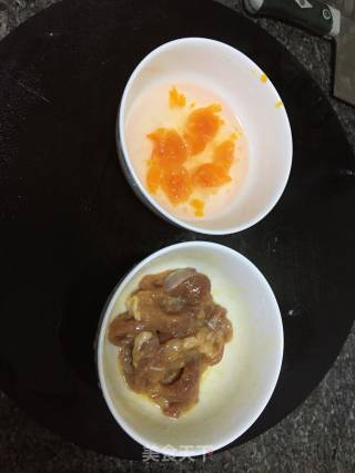 芥菜咸蛋滚肉片汤的做法步骤：2