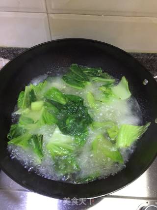 芥菜咸蛋滚肉片汤的做法步骤：4