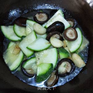 小南瓜炒香菇的做法步骤：6