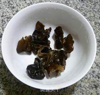 黑木耳蛋饺花菜的做法步骤：2