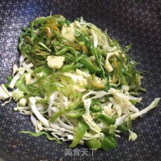 青椒包菜炒粉条的做法步骤：6