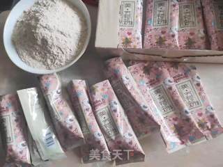 汤圆（元宵）别在煮着吃，教你一种五珍粉汤圆新做法，不炸不煮，香甜美味，超级简单，还容易消化哦！的做法步骤：2