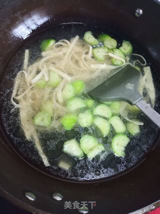 丝瓜豆皮汤的做法步骤：5