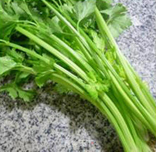 香芹炒螃蟹的做法步骤：1