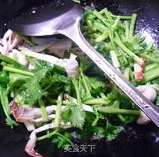 香芹炒螃蟹的做法步骤：9