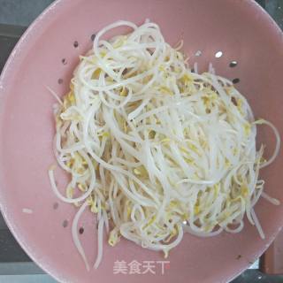 炝拌绿豆芽的做法步骤：1