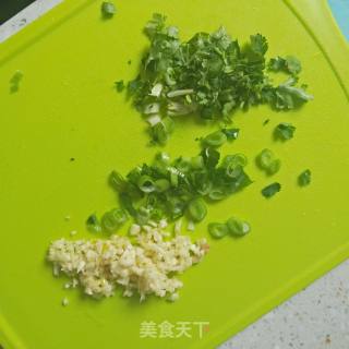 炝拌绿豆芽的做法步骤：2