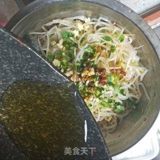 炝拌绿豆芽的做法步骤：4