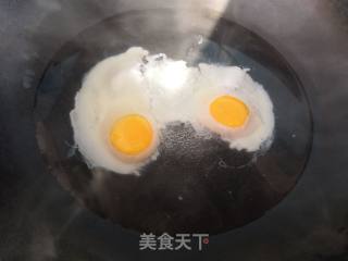 红糖米酒荷包蛋的做法步骤：2
