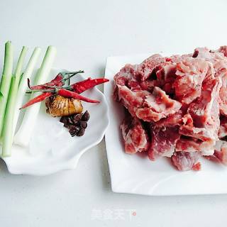 红烧排骨的做法步骤：1