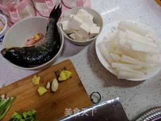 萝卜丝豆腐鲫鱼汤的做法步骤：2