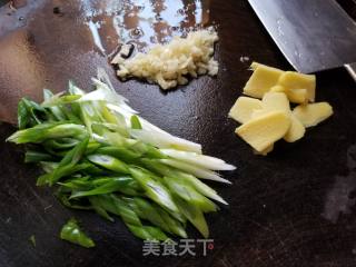 糖醋金鲳鱼的做法步骤：2