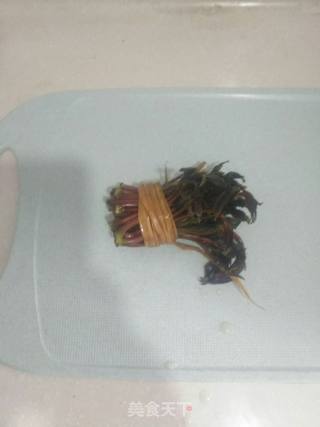 香椿鸡蛋饼的做法步骤：1