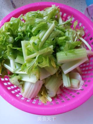 芹菜炒干子的做法步骤：1