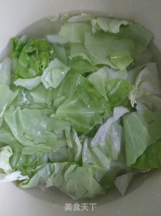 豆腐泡炒卷心菜的做法步骤：3
