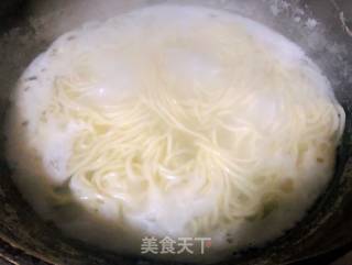 鲜虾肥羊时蔬面的做法步骤：2