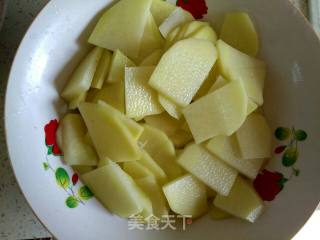 土豆片干豆腐烧鸡翅根的做法步骤：1