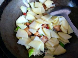 土豆片干豆腐烧鸡翅根的做法步骤：7