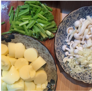 玉子豆腐烩白玉菇的做法步骤：1