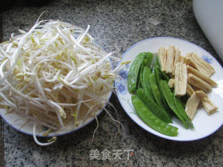 腐竹荷兰豆炒绿豆芽的做法步骤：1
