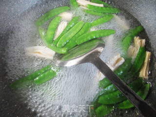 腐竹荷兰豆炒绿豆芽的做法步骤：2