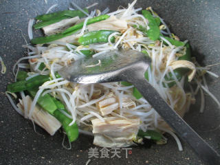 腐竹荷兰豆炒绿豆芽的做法步骤：4