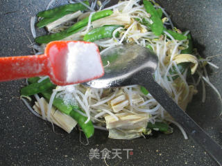 腐竹荷兰豆炒绿豆芽的做法步骤：5