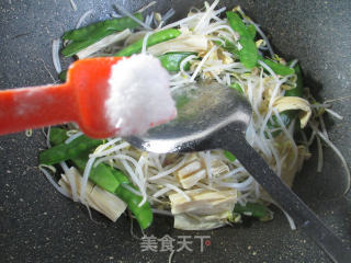 腐竹荷兰豆炒绿豆芽的做法步骤：6