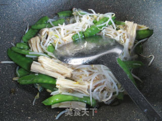 腐竹荷兰豆炒绿豆芽的做法步骤：7