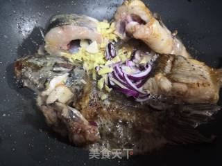 油焖长江回鱼的做法步骤：3