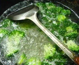 油豆腐咸肉炒西兰花的做法步骤：5