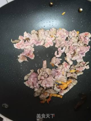 木耳炒牛肉的做法步骤：2