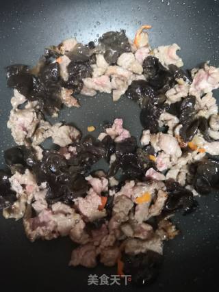 木耳炒牛肉的做法步骤：3